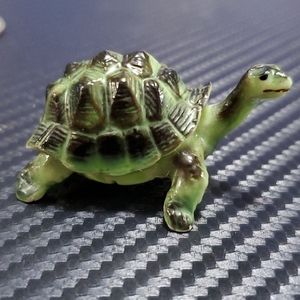 Miniature ceramic Hagen Renaker turtle